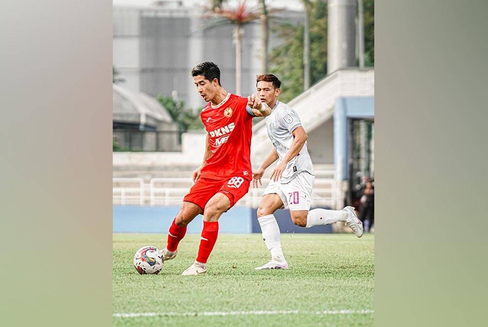 Brendan (kiri) mengawal bola dengan baik pada aksi Liga Super di Petaling Jaya pada Ahad.
- Foto Facebook Selangor FC