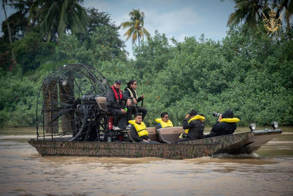 &#039;Air boat&#039; berkenaan dikemudi oleh Tunku Putera Johor, Tunku Abu Bakar Al-Haj Sultan Ibrahim yang memulakan perjalanan dari Jeti Gersik, Muar. - Foto Facebook rasmi Sultan Johor