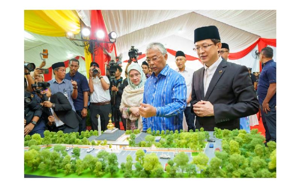 Pengarah Eksekutif LBS Bina Group Berhad, Datuk Seri Daniel Lim memberi taklimat skala model pembinaan surau kepada KDYMM Seri Paduka Baginda Yang Di-Pertuan Agong dan KDYMM Seri Paduka Baginda Raja Permaisuri Agong di majlis pecah tanah surau Ibu Pejabat Polis Daerah Cameron Highlands.