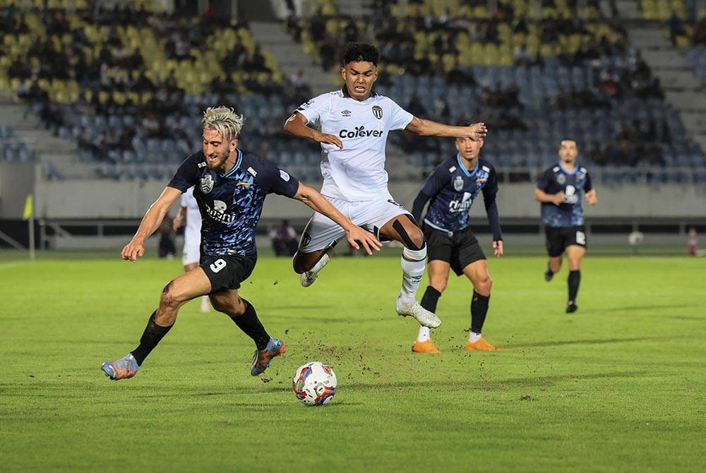 Pertahanan TFC, Muhammad Azam Azmi Murad (kanan) bersaing dengan pemain KL City, Giancarlo Gallifuoco (kiri) pada aksi Liga Super Malaysia di Stadium Sultan Mizan Zainal Abidin, Gong Badak sebentar tadi. - Foto Bernama