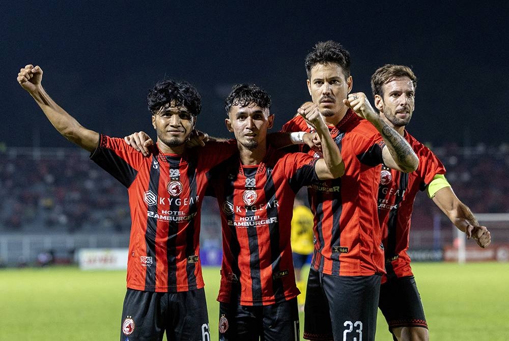 Fazrul Amir (dua, kiri) meraikan jaringannya bersama rakan-rakan sepasukannya di Stadium Sultan Muhammad IV sebentar tadi.- Foto Bernama.