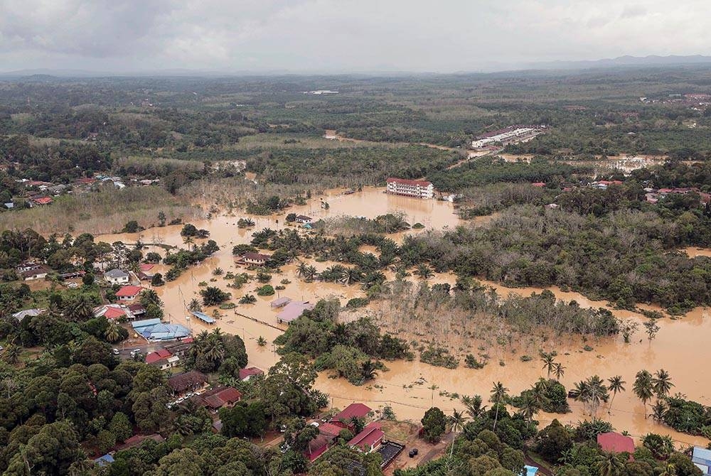 Tinjauan dari udara di sekitar Segamat mendapati beberapa kawasan perumahan dan laluan ditenggelami air banjir. - Foto Bernama.