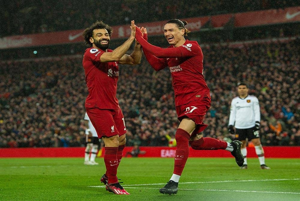 Nunez (kanan) meraikan jaringannya bersama Salah di Anfield pada awal pagi Isnin.
- Foto EPA