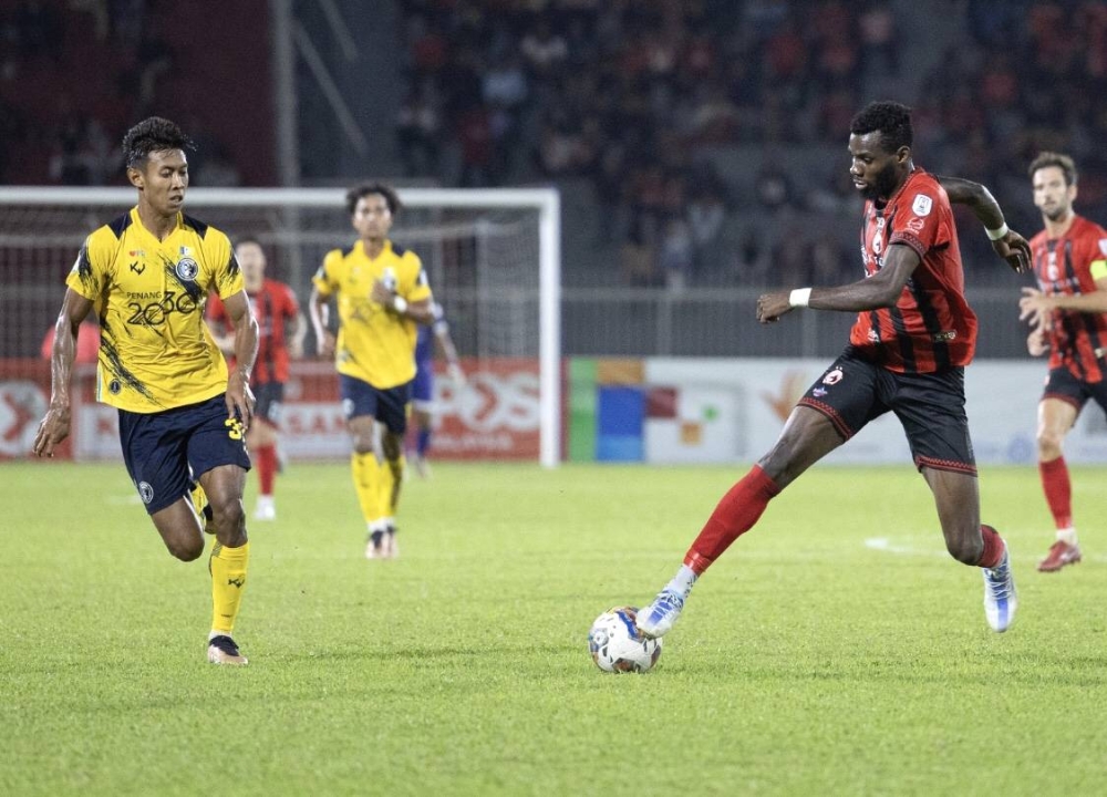 Aksi penyerang Ishmaheel Akinade pada Liga Super 2023 di Stadium Sultan Muhammad ke-IV, Kota Bharu. 