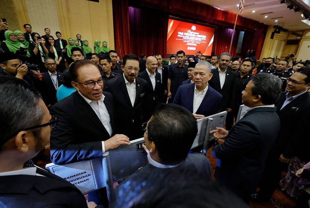 Anwar beramah mesra bersama penjawat awam pada Majlis Perhimpunan Bulanan Bersama Warga Jabatan Perdana Menteri pada Isnin. - Foto Bernama