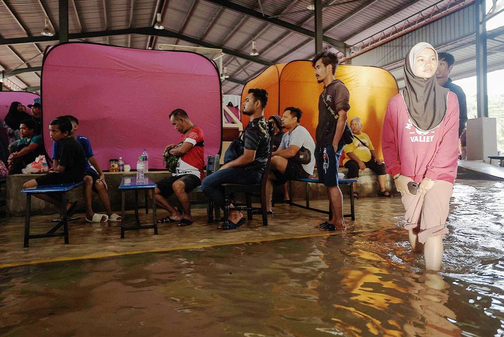 Mangsa-mangsa banjir yang ditempatkan di PPS di Sekolah Jenis Kebangsaan (C) Chong Hwa Sri Medan mula keluar selepas PPS itu dinaiki air sejak dua hari lepas ketika tinjauan di Seri Medan Batu Pahat pada Ahad. - Foto Bernama