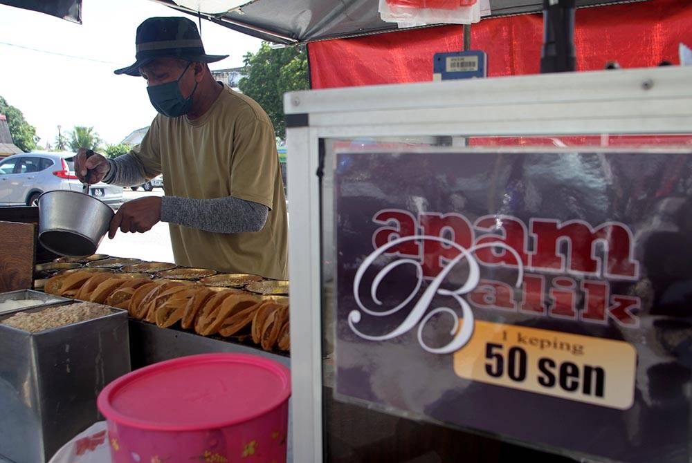 PANTAI REMIS, 5 Mac -- Peniaga Mohammad Puzee Mat Ajid, 63, menjual apam balik dengan harga RM 0.50 sekeping ketika ditemui Bernama di Pantai Remis baru-baru ini.
Beliau ketika ditemui Bernama berkata meskipun berlaku peningkatan harga barangan, ianya bukan satu alasan untuk menaikkan harga sebaliknya beliau bertekad untuk mengekalkan harga jualan apam balik dengan RM0.50 sen sekeping.
Menurutnya, walaupun hanya mencari rezeki dengan menjual apam balik sejak 26 tahun lalu, beliau masih mampu meraih keuntungan sehingga mampu membesarkan enam anaknya.
--fotoBERNAMA (2023) HAK CIPTA TERPELIHARA