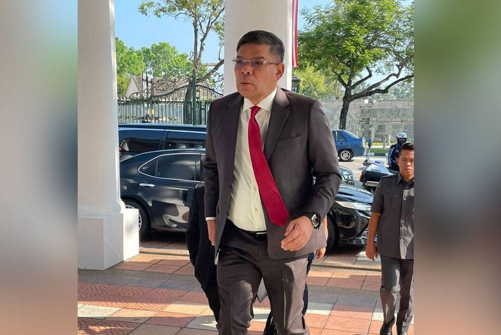 Saifuddin ketika tiba untuk menghadiri sidang DUN Pulau Pinang pada Isnin.