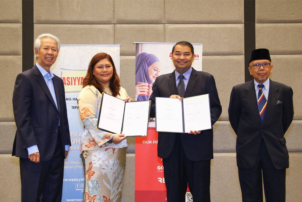 Dari kiri: Pengerusi Sedania Innovator Berhad, Tan Sri Abdul Halim Ali; Nisa; Ariffin dan Pengerusi Wasiyyah Shoppe Berhad, Datuk Ahmad Tajudin Abdul Rahman.