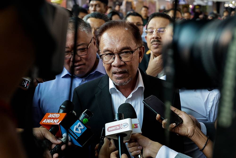 Anwar (tengah) ketika sidang media selepas menghadiri majlis perasmian Hari Kraf Kebangsaan (HKK) 2023 di Kompleks Kraf Kuala Lumpur, hari ini. - Foto Bernama