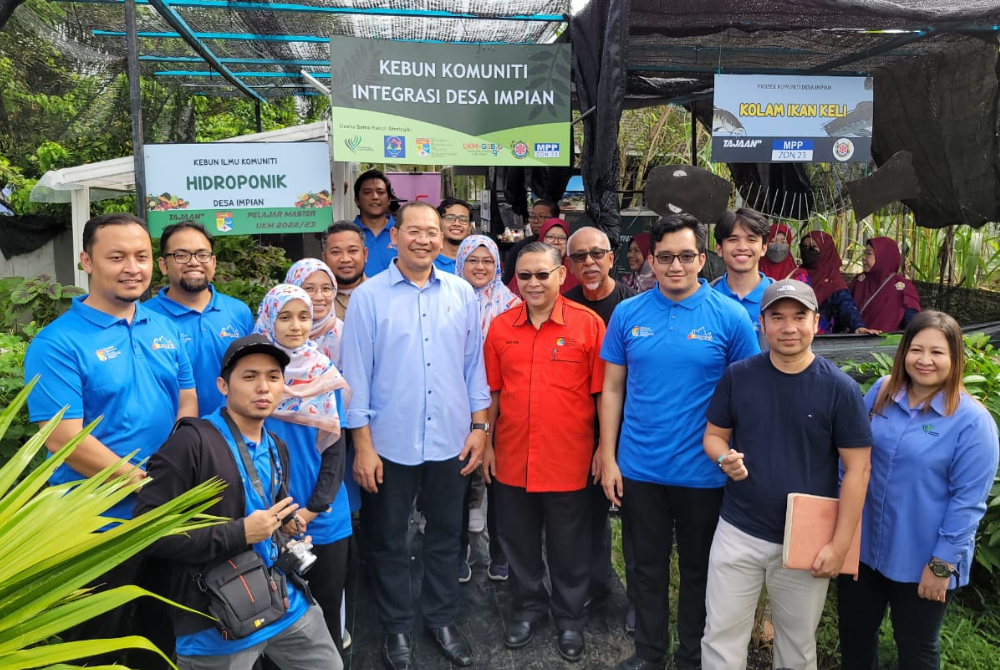 Mohd Khairuddin (tujuh dari kiri) bersama peserta dan pengurusan Projek Kebun Komuniti Integrasi Desa Impian.