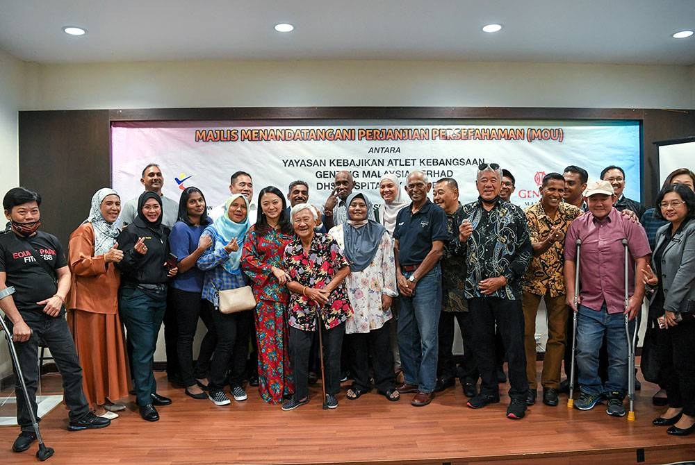 Hannah (depan, enam dari kiri) bersama bekas atlet negara selepas majlis menandatangani MoU antara Yakeb, Genting Malaysia Berhad dan Akademi Hospitaliti DHS di Kompleks Sukan Negara Bukit Kiara pada Isnin. - Foto Bernama