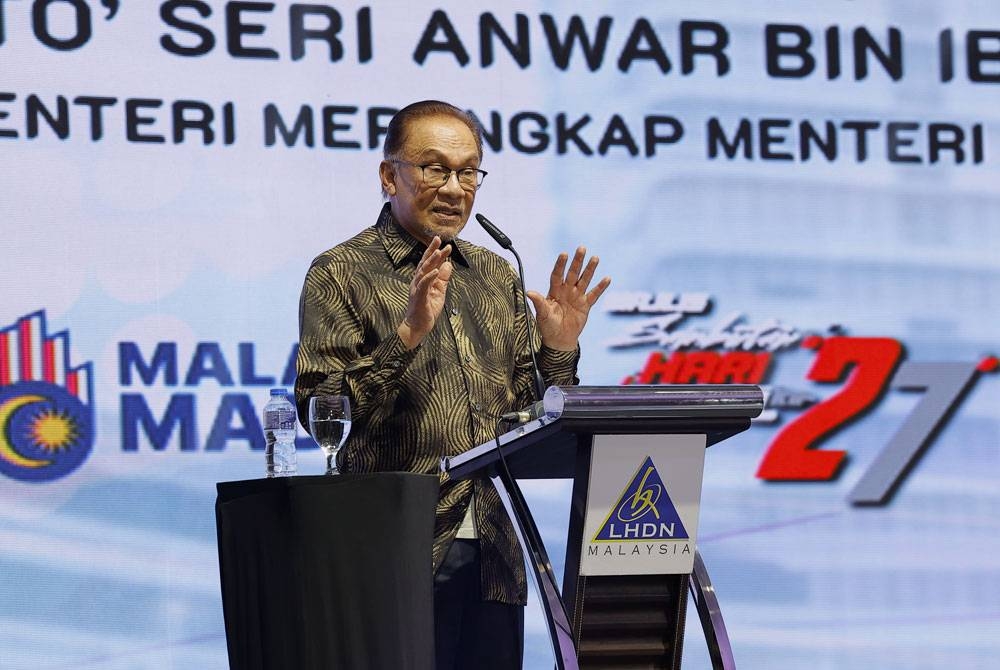 Anwar menyampaikan ucapan pada Sambutan Hari Hasil Ke-27 di ibu pejabat Lembaga Hasil Dalam Negeri (LHDN) hari ini. - Foto Bernama