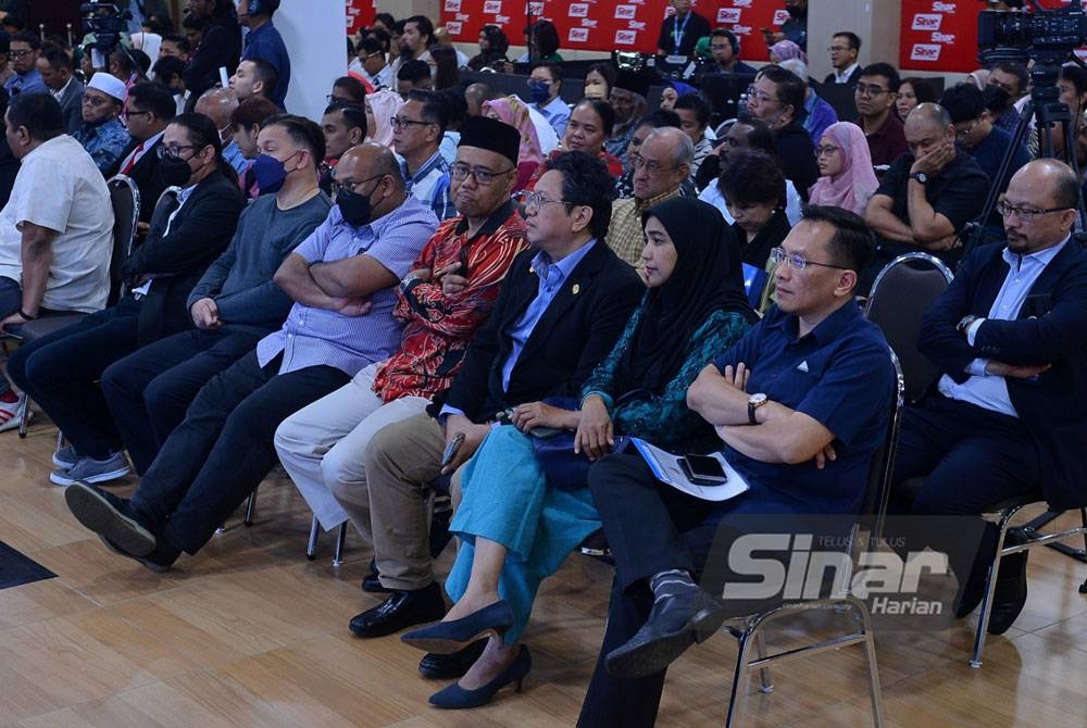 Orang ramai yang hadir pada program Town Hall Rakyat bersama Fahmi di Kompleks Media Karangkraf pada Isnin.