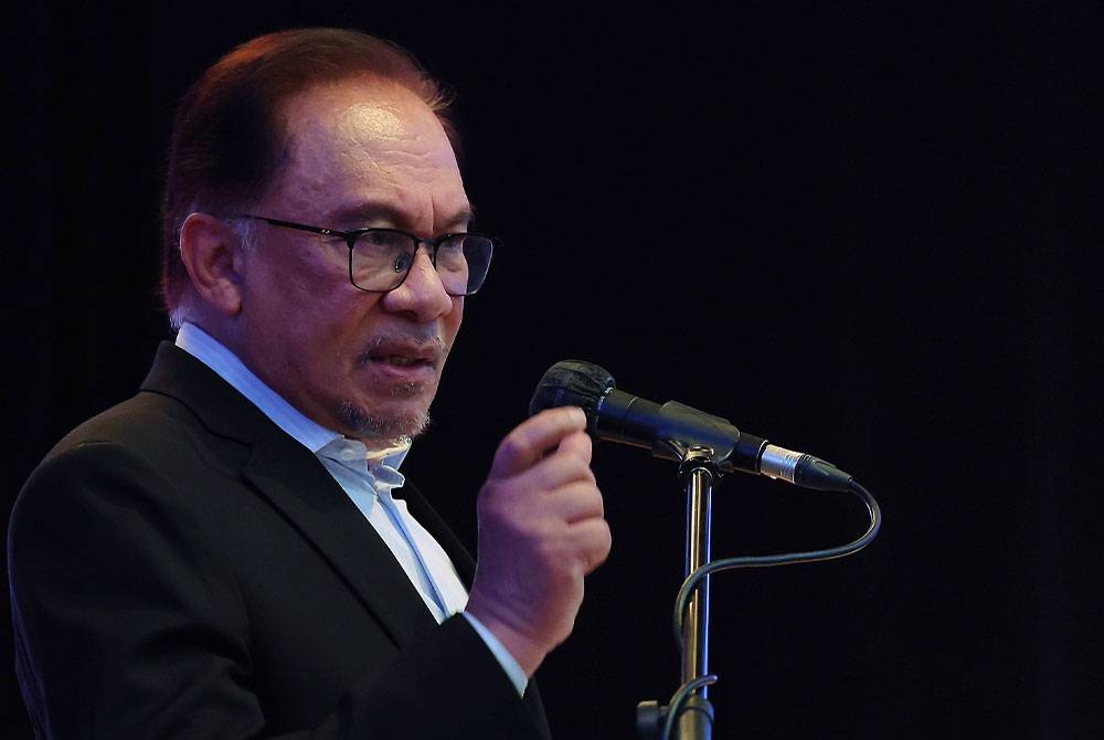 Anwar ketika berucap pada Perhimpunan Bulanan Kementerian Kewangan pada Selasa. - Foto Bernama