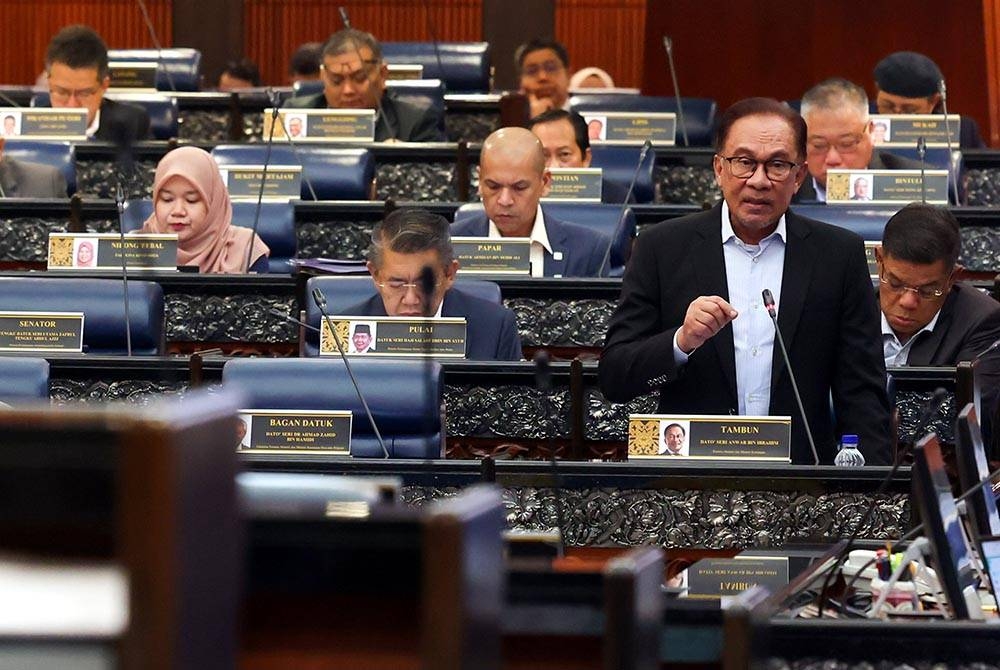 Anwar ketika sesi jawab lisan pada persidangan Dewan Rakyat di Bangunan Parlimen pada Selasa. - Foto Bernama