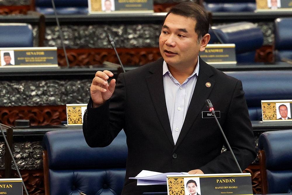 Rafizi ketika sesi Waktu Pertanyaan-Pertanyaan Menteri di Dewan Rakyat pada Selasa. - Foto Bernama