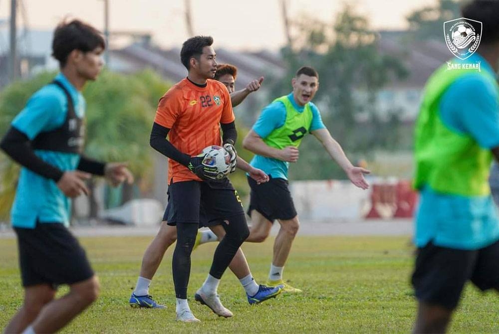 Pemain KDA FC giat menjalani latihan di Stadium Sultan Abdul Halim bagi persiapan menghadapi pusingan pertama Piala FA 2023. FOTO KDA FC