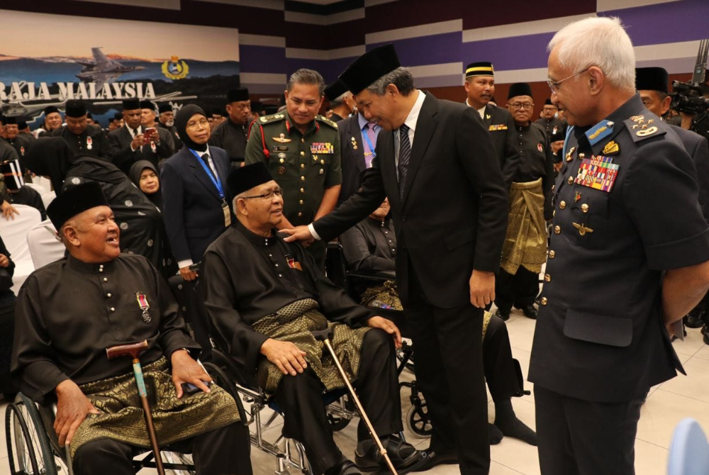 Mohamad (dua dari kanan) beramah mesra dengan veteran ATM pada Majlis Penganugerahan PJM di Wisma Perwira, Pangkalan Udara Sendayan pada Selasa. - Foto Facebook JHEV ATM