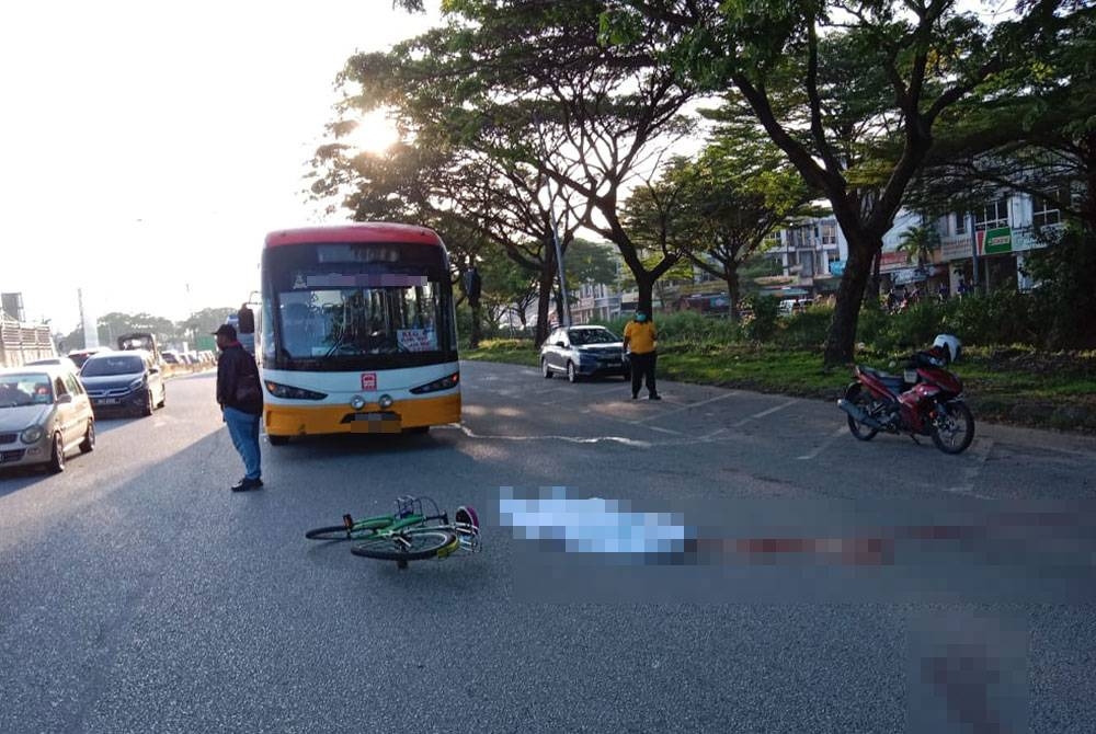 Seorang pekerja pembersihan maut dilanggar sebuah bas dalam kejadian di Jalan Abdul Manan pada Selasa.