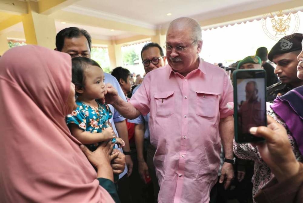 Sultan Johor berkenan melawat mangsa banjir di beberapa PPS di sekitar Batu Pahat, pada Selasa. - Foto Facebook Sultan Ibrahim Sultan Iskandar