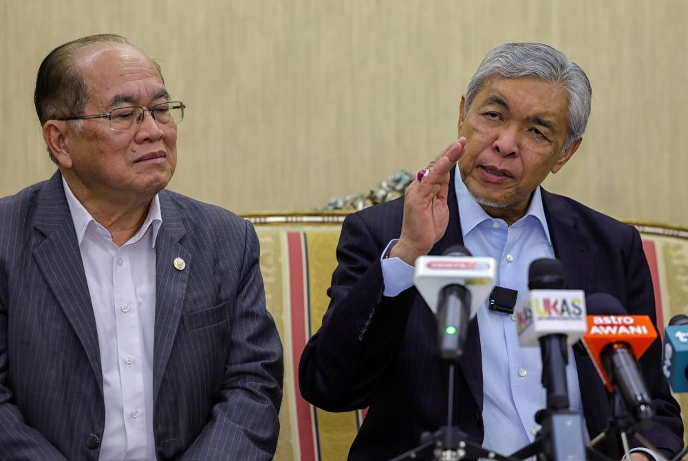 Timbalan Perdana Menteri Datuk Seri Dr Ahmad Zahid Hamidi (kanan) yang juga Menteri Kemajuan Desa dan Wilayah pada sidang media selepas mempengerusikan Mesyuarat Penyelarasan Bersama Kerajaan Negeri Sarawak. - Foto Bernama