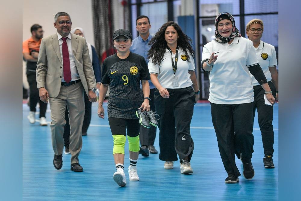 Hannah Yeoh (dua dari kiri) ketika hadir pada sesi latihan terakhir skuad bola sepak wanita B-20 negara di Padang Wisama FAM petang Selasa. - Foto: Bernama