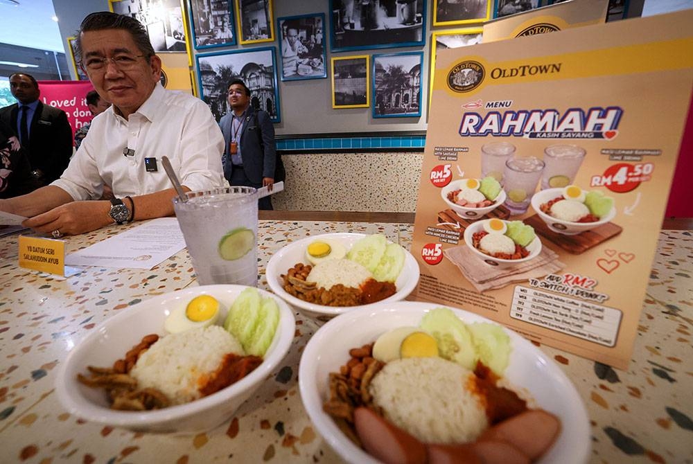 Salahuddin bersama tiga Menu Rahmah Oldtown White Coffee pada majlis pelancarannya di Laman Niaga Sri Rampai pada Selasa. - Foto Bernama