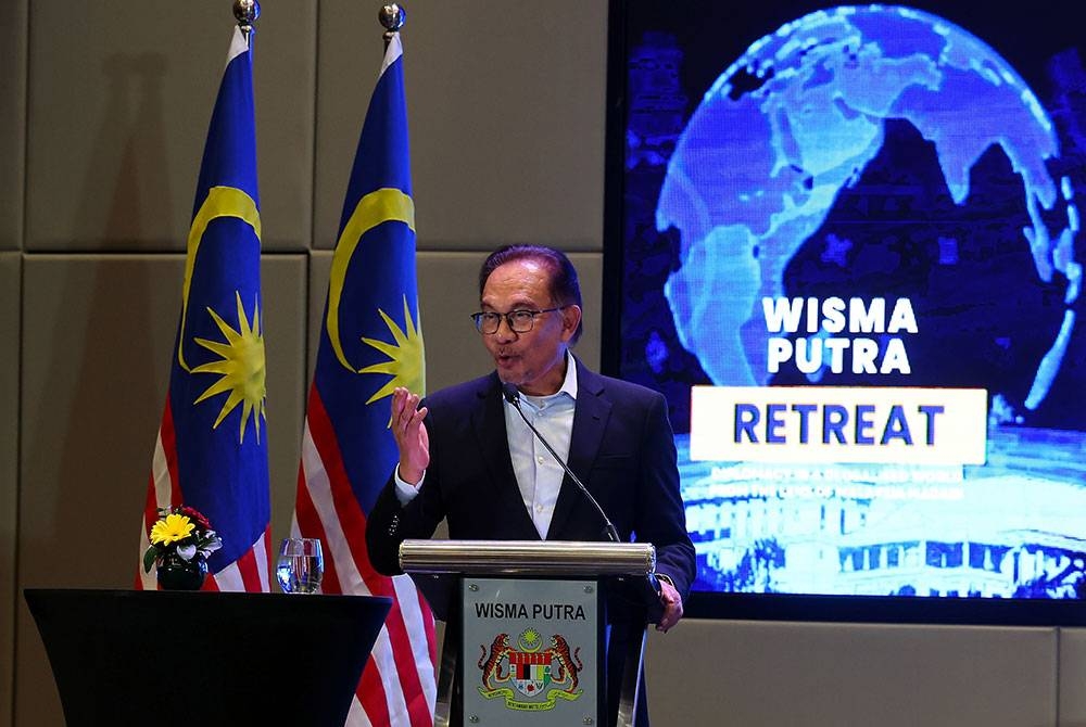 Anwar berucap pada majlis penutup Pemukiman Kementerian Luar dan Sesi Interaksi Perdana Menteri bersama Ketua Ketua Perwakilan Diplomatik Malaysia Secara Maya di sebuah hotel pada Selasa. - Foto Bernama