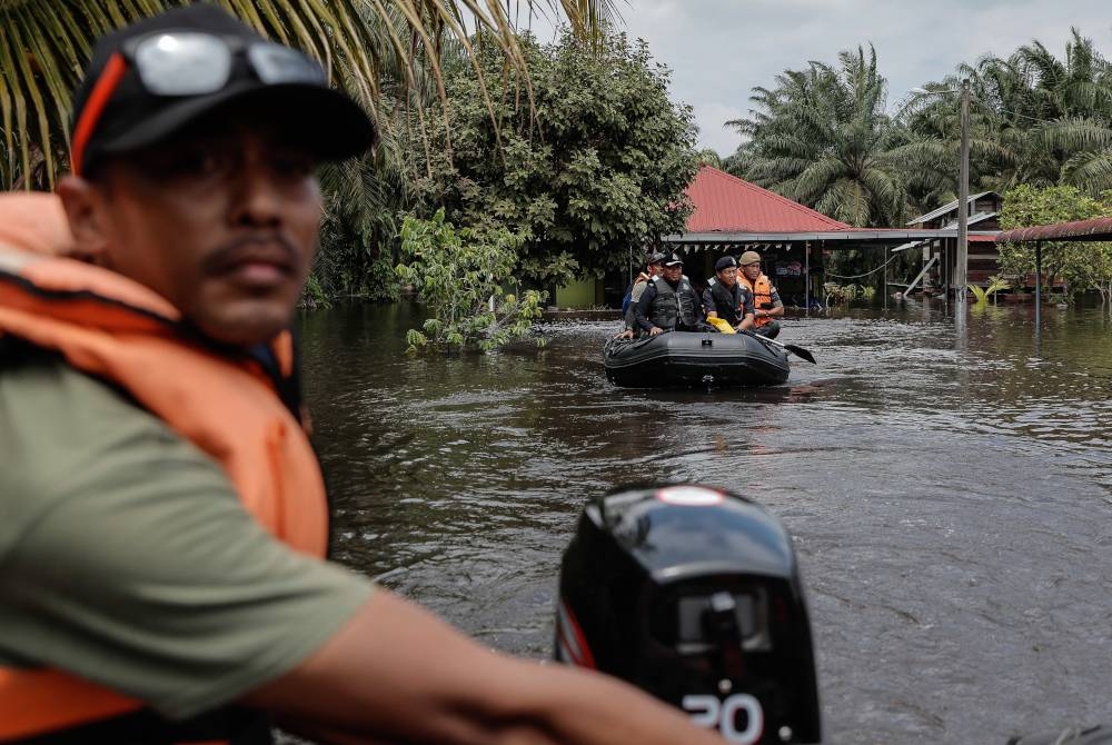 Kamarul Zaman (dua, kanan) melakukan pemantauan di tiga kampung sekitar Batu Pahat pada Selasa. - Foto Bernama