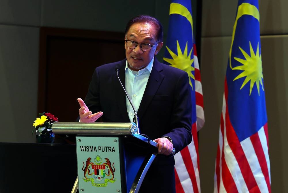 Anwar ketika berucap pada majlis penutup Pemukiman Kementerian Luar dan Sesi Interaksi Perdana Menteri bersama Ketua Ketua Perwakilan Diplomatik Malaysia Secara Maya di sebuah hotel pada Selasa. - Foto Bernama