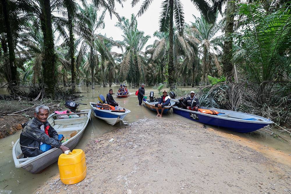 Orang Asli Sungai Peroh menggunakan perkhidmatan bot sebagai pengangkutan utama untuk keluar membeli bekalan makanan selepas terjejas banjir sejak 27 Februari lepas. - Foto Bernama