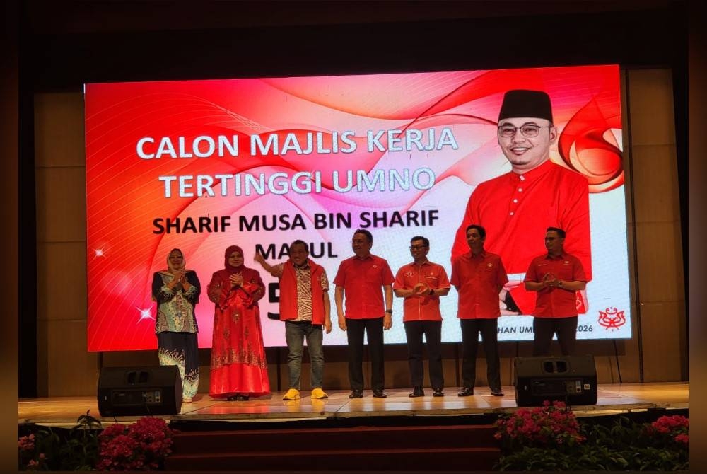 Bung Moktar (tiga dari kiri) antara calon yang akan bertanding pada pemilihan UMNO kali ini.