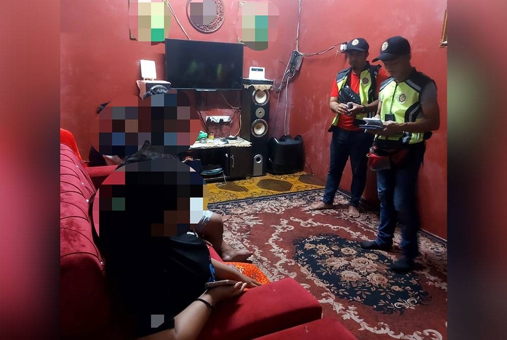 Seorang lelaki memberi alasan menumpang tidur ketika dicekup di rumah seorang wanita di Kulim, pada Rabu.