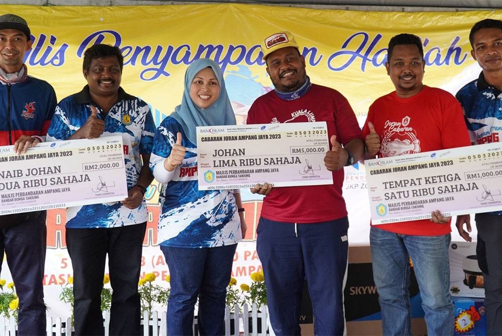 Barisan pemenang Cabaran Joran Ampang Jaya 2023 bergambar bersama Setiausaha MPAJ, Julaihah Jamaludin di Tasik Pandan Perdana, Ampang Jaya pada Ahad.