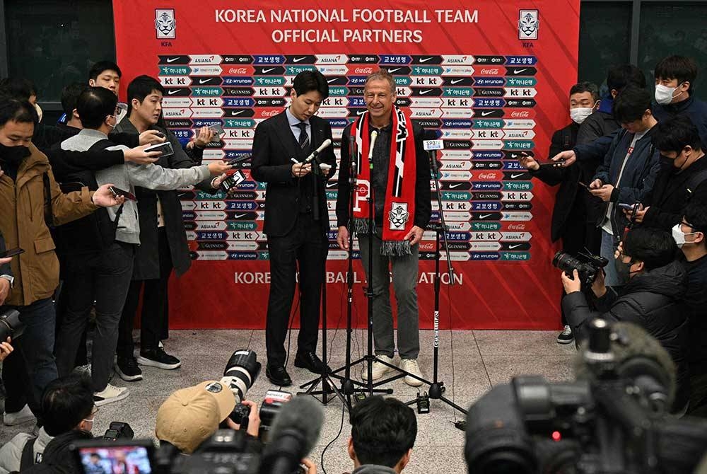 Sidang media pertama Klinsmann sejurus tiba di Seoul pada Rabu untuk melatih Korea Selatan. Foto AFP