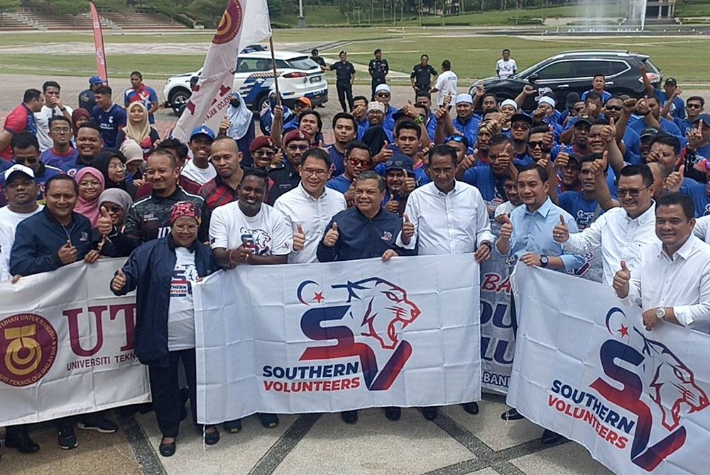 Onn Hafiz (empat dari kanan) bergambar bersama sukarelawan konvoi pasca banjir Johor di Dataran Mahkota Kota Iskandar pada Rabu.