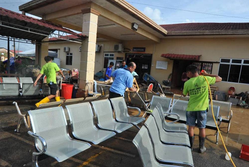 Sukarelawan sedang mengemas Klinik Kesihatan Chaah yang terjejas banjir.