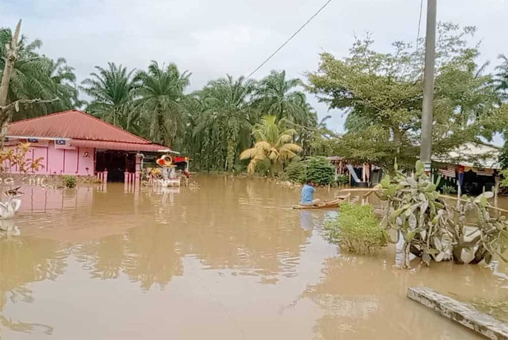 Keadaan banjir di Sri Medan Batu Pahat pada Rabu.