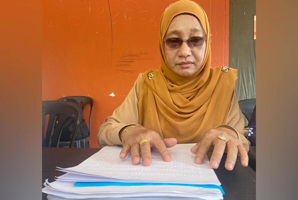 Norizah kini gigih belajar braille dan mendalami al-Quran dengan seorang guru di Pertis.