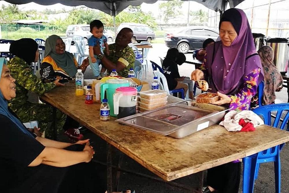 Mangsa banjir di PPS Kampung Bentong menikmati juadah yang disediakan.