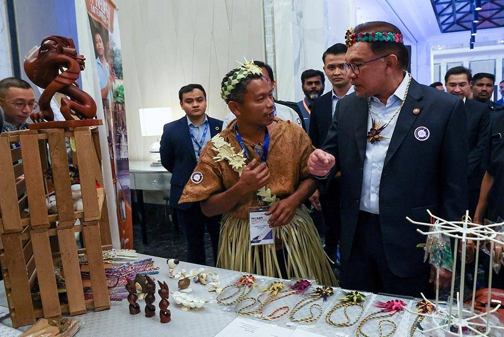 Anwar (kanan) melawat pameran selepas menyampaikan ucaptama pada Invest Malaysia 2023 di sini, hari ini. Foto Bernama