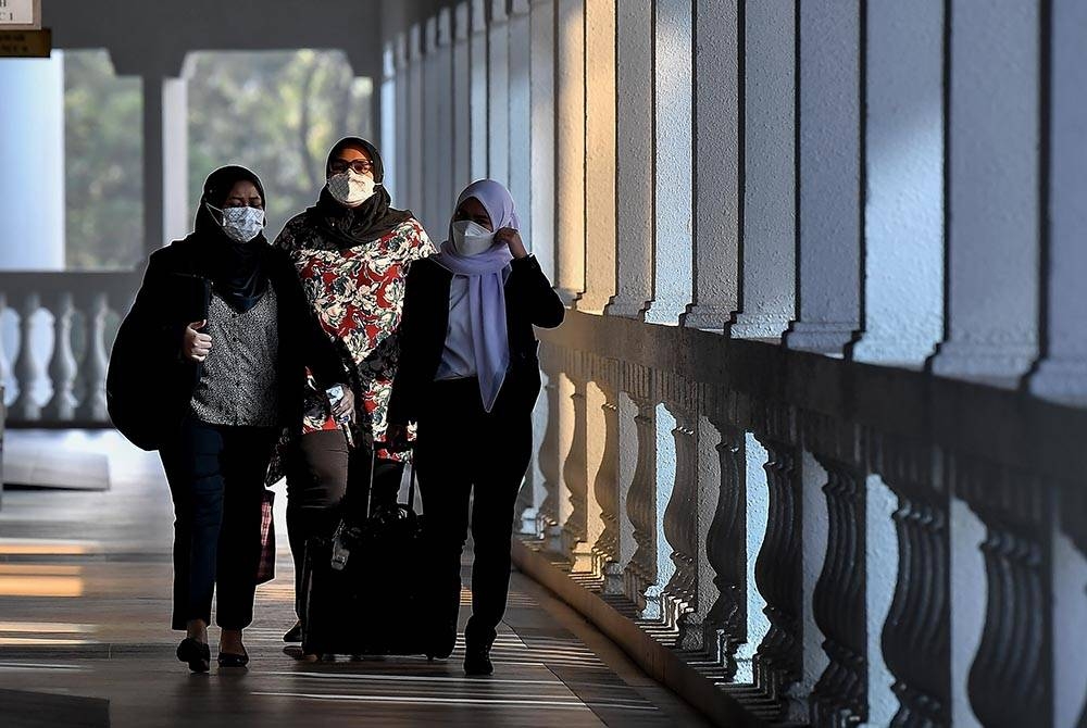 Siti Bainun (tengah) hadir di Kompleks Mahkamah Kuala Lumpur pada Rabu. Foto: Bernama