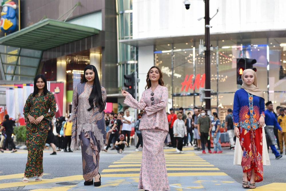 Lazada menjadikan Bukit Bintang sebagai pentas peragaan Fesyen Raya Lazlook.