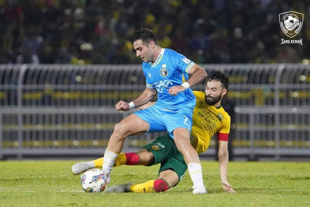 Hassan Saad (depan) menjadi tonggak penting Penang FC memberikan saingan sengit kepada KDA FC pada aksi pusingan pertama Piala FA 2023. - Foto KDA FC