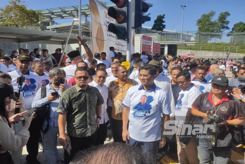 Mohamed Azmin antara pemimpin yang hadir bagi memberi sokongan terhadap Muhyiddin di SPRM Putrajaya pada Khamis.