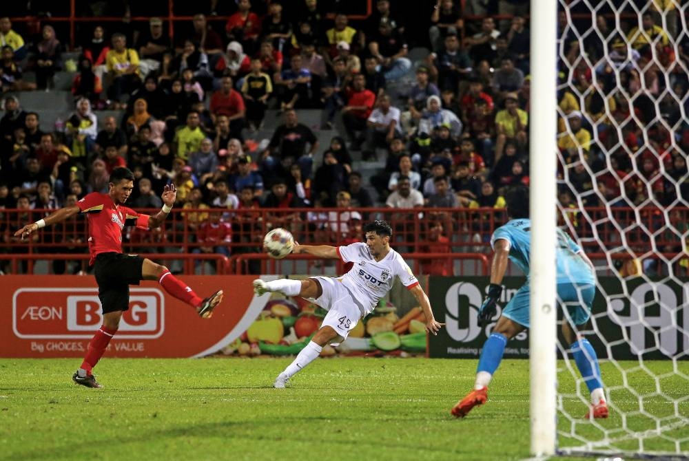 Penyerang JDT, Fernando Forestieri (tengah) melakukan percubaan ke arah gawang Negeri Sembilan dalam aksi Liga Super di Stadium Tuanku Abdul Rahman, Paroi pada Isnin lalu.