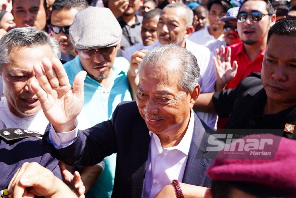 Penyokong mengerumuni Presiden Parti Bersatu Malaysia (Bersatu), Tan Sri Muhyiddin Yassin dengan laungan &#039;Hidup Hidup, Hidup Tan Sri&#039;. - FOTO SINAR HARIAN