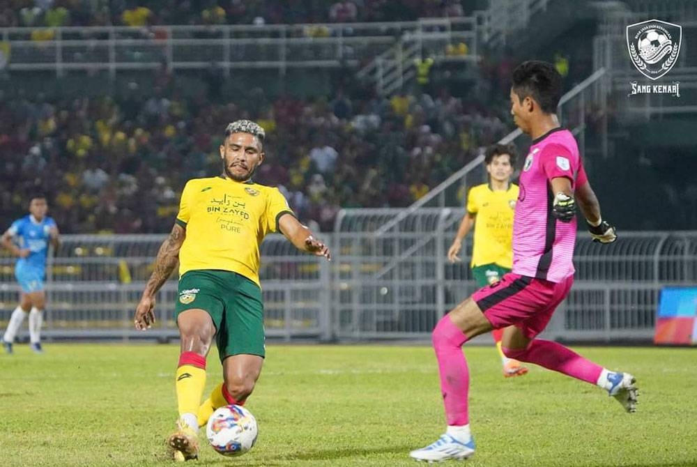 Penjaga gawang Penang FC, Shafiq Afifi Suhaimi dinobatkan pemain terbaik perlawanan kerana menyelamatkan beberapa percubaan wajib gol tuan rumah. - Foto KDA FC