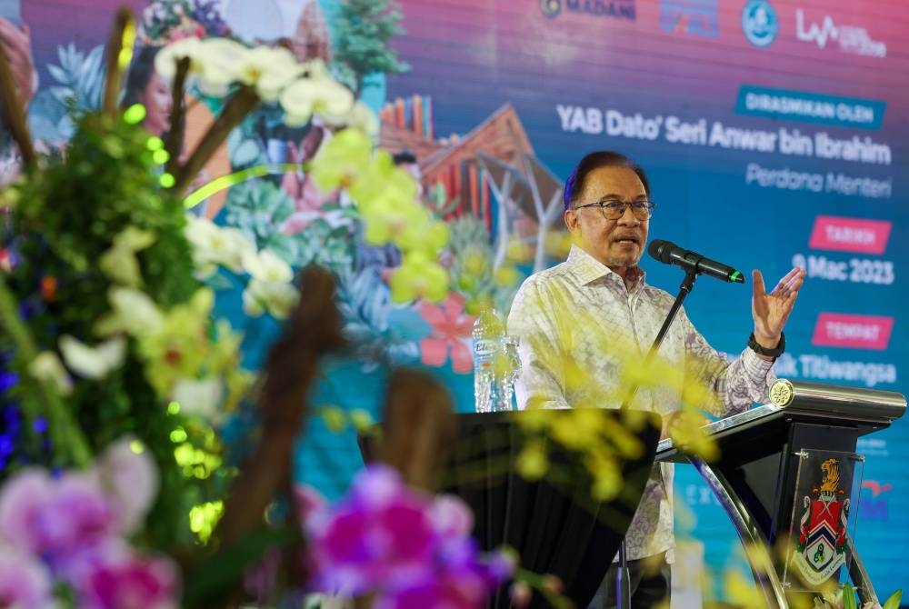 Anwar berucap pada Majlis Perasmian Festival Taman Kuala Lumpur 2023 di Taman Tasik Titiwangsa pada Khamis. - Foto Bernama